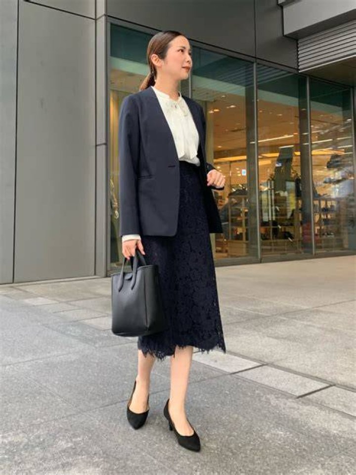 黒タイツ秋冬女性オフィスコーディネート