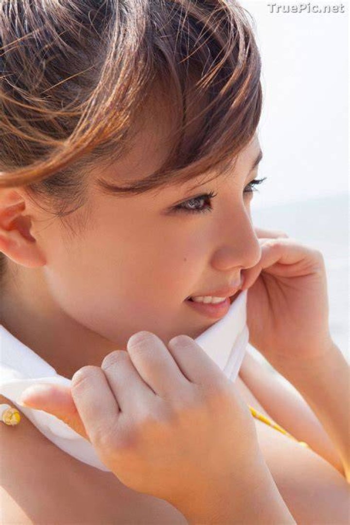 篠崎愛と競泳水着 - グラビア界の女王が魅せるプールサイドの魅力